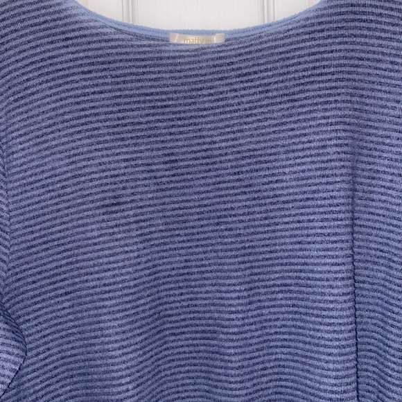 Mid sleeve navy blue stripe blouse - Picture 2 of 4